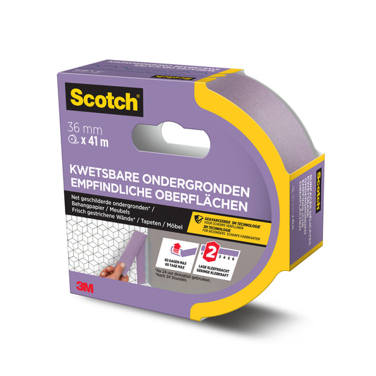 Eine Rolle 3M Scotch® Malerabdeckband für empfindliche Oberflächen (36 mm x 41 m) in violetter und gelber Verpackung, mit niederländischem und deutschem Text und dem Bild eines Klebebandes, das auf einer gestrichenen Wand angebracht ist. PEFC-zertifiziert; 1 Rolle/Packung.