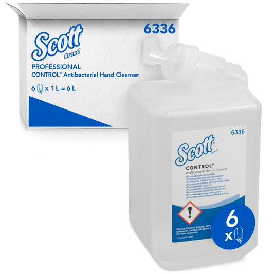 Abgebildet ist eine 1-Liter-Kassette Scott® Control™ Antibakterieller Handreiniger von Kimberly-Clark GmbH mit ihrer weiß-blauen Schachtel, die pro Karton 6 transparente Kassetten (Kartuschen) für die hygienische Handreinigung enthält.