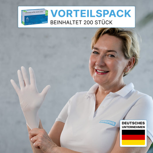 Eine lächelnde Frau in einem weißen Polo zieht einen ARNOMED NITRIL WHITE 200er Nitrilhandschuh von ARNOWA GmbH an. Oben steht "Vorteilspack beinhaltet 200 Stück". Im Bild: die 200er Sparpackung und eine deutsche Flagge mit "Deutsches Unternehmen".