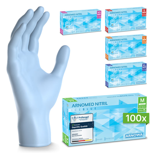Ein hellblauer ARNOMED NITRIL ICE BLUE Handschuh der ARNOWA GmbH steht aufrecht, mit fünf Schachteln dieser Nitrilhandschuhe in verschiedenen Größen und Farben auf der rechten Seite und einer größeren grün-weißen Schachtel "100x" im Vordergrund.