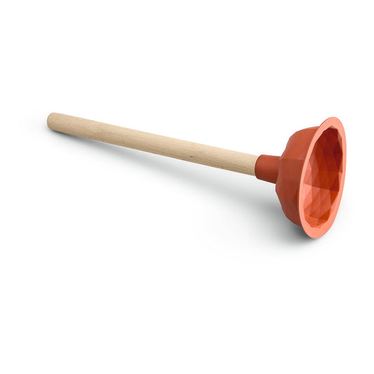 Der Nölle Profi Brush Ausgusssauger (Ø 110 mm, 35 cm, TPE) von Nölle Profi Brush Bürsten- & Pinseltechnik e.K. mit strukturiertem Becher und hellem Holzgriff liegt auf einer weißen Fläche.