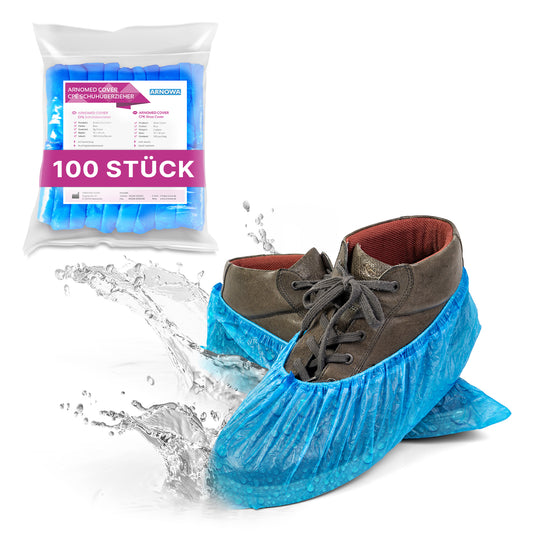 Braune Schuhe werden durch ARNOMED CPE Schuhüberzieher, wasserdicht, Einweg von ARNOWA GmbH vor Wasserspritzern geschützt. Im Hintergrund steht ein "Beutel (100 Stück)" mit weiteren blauen Schuhüberziehern.