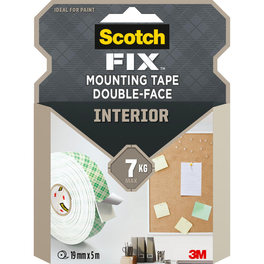 Gezeigt wird eine Verpackung von Scotch-FIX™ Doppelseitiges Innenmontageband der 3M Deutschland GmbH mit einer Rolle Klebeband, einer Pinnwand mit Papieren und Details wie 7 kg Maximalgewicht und 19 mm x 5 m Größe.
