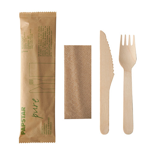 Das PAPSTAR Besteckset Holz „pure“ besteht aus Messer, Gabel und Serviette aus Holz in einem Papierbeutel – ideal für umweltfreundliche Veranstaltungen. Jedes Set der PAPSTAR GmbH wird in einer braunen Papierverpackung für eine nachhaltige Nutzung geliefert.