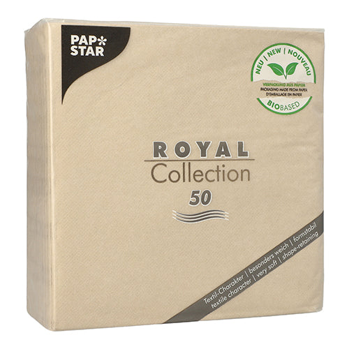 Eine sandfarbene Packung PAPSTAR 50 Servietten "ROYAL Collection" 1/4-Falz 40x40 cm der PAPSTAR GmbH, mit grünem "biobased"-Etikett in der rechten oberen Ecke und der Zahl 50 als Mengenangabe.
