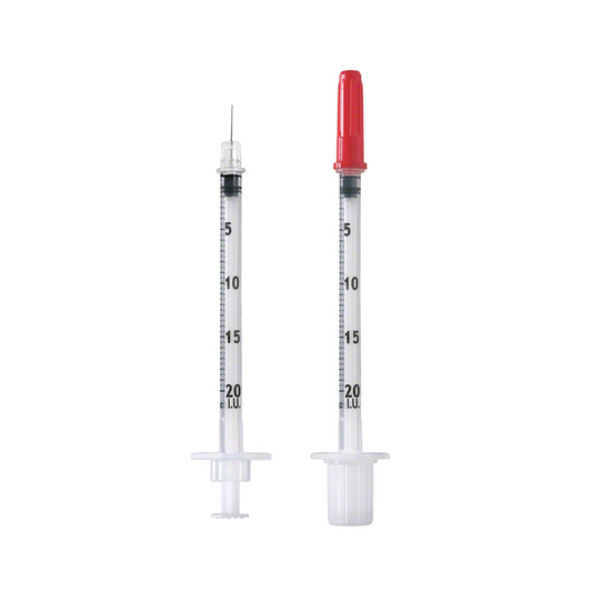 Zwei medizinische Spritzen vor weißem Hintergrund. Bei der linken Spritze ist die Nadel freigelegt, bei der rechten Spritze (B. Braun Melsungen AG Omnican® 20 Einmal-Insulinspritze für U-40-Insulin mit integrierter Kanüle, 0,5 ml) ist die Nadel mit einer roten Kappe abgedeckt.