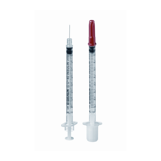 Zwei B. Braun Omnican® 40 Einmal-Insulinspritze vor weißem Hintergrund, eine mit aufgesetzter Nadel und mit einer blauen Substanz gefüllt, die andere mit roter Kappe und leer.