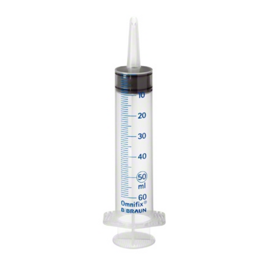 Eine große medizinische Spritze mit 50 ml Inhalt von B. Braun Omnifix® Solo der B. Braun Melsungen AG, mit blauen Messlinien und Zahlen bis 60 ml. Sie ist mit einem transparenten Kunststoffkolben und einer weißen Spitze ausgestattet.