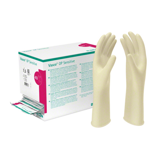 Eine Schachtel B. Braun Vasco® OP Sensitive Naturweiße Latex OP-Handschuhe neben einem Paar aufrecht stehender Latex-OP-Handschuhe. Die Schachtel ist weiß mit grüner und rosa Beschriftung, die Größe und Menge angibt.