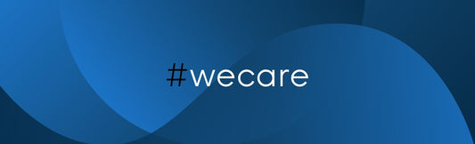 Ein blauer abstrakter Hintergrund mit sich überlappenden geschwungenen Formen und dem Text "#wecare" in weißer Schrift in der Mitte.