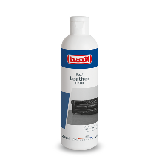 Eine 250 ml Flasche Buzil Buz® Leather C 580 Oberflächenintensivreiniger für Glattleder wird ausgestellt. Das Etikett mit einem Ledersofa betont seinen Zweck als Lederpflegemittel und UV-Schutz. Die Flasche ist hauptsächlich weiß mit blauen Akzenten, ideal für die Erhaltung des makellosen Zustands Ihrer Möbel, hergestellt von BUZIL-WERK Wagner GmbH & Co. KG.