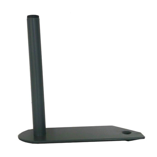 Der Diversey Protect Trolley Rollenhalter von Diversey Deutschland GmbH & Co. OHG ist ein schwarzer Metallständer zur Aufnahme von Wischtuchrollen. Er besteht aus einer vertikalen zylindrischen Stange auf einer flachen rechteckigen Basis mit einer kreisförmigen Einbuchtung in einer Ecke.