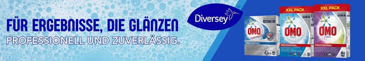 Werbebanner der Marke Diversey mit dem Slogan „Für Ergebnisse, die glänzen – professionell und zuverlässig.“ Links ist ein blauer Hintergrund mit Schaumblasen, darauf das Diversey-Logo. Rechts sind drei XXL-Packungen des Waschmittels „OMO Professional“ abgebildet: für weiße Wäsche, für Colorwäsche und für Sensitivwäsche. Die Verpackungen heben sich farblich ab in Weiß, Blau und Lila.