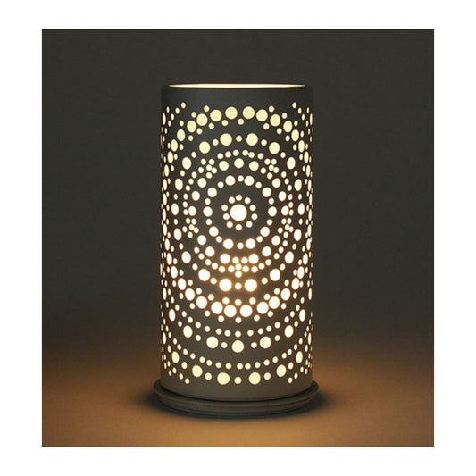 Der Duni Kerzenhalter Billy von Duni GmbH ist eine zylindrische Tischlampe aus Metall (140 x 75 mm) in modernem Design mit kreisförmigen Perforationen, die einen dekorativen, symmetrischen Lichteffekt erzeugen, der dem Leuchten seines Namensgebers ähnelt.