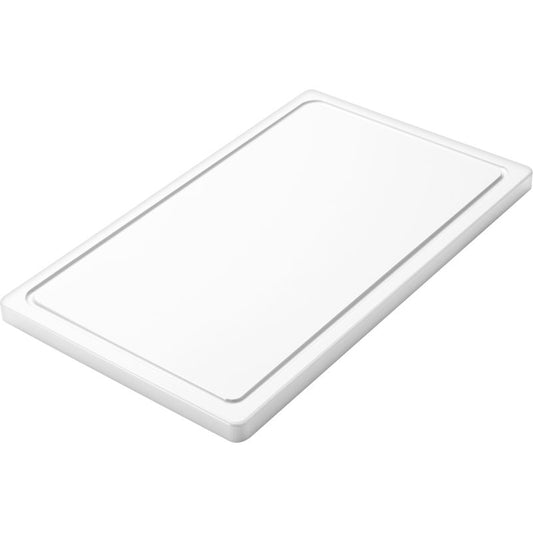 Das SCHNEIDEBRETT KLEIN von Haug Bürsten KG (PE, rutschfest, 500x300x20mm) wird aus schrägem Blickwinkel vor weißem Hintergrund gezeigt; es ist rechteckig, weiß und hat leicht erhöhte Kanten sowie eine glatte, rutschfeste Oberfläche.