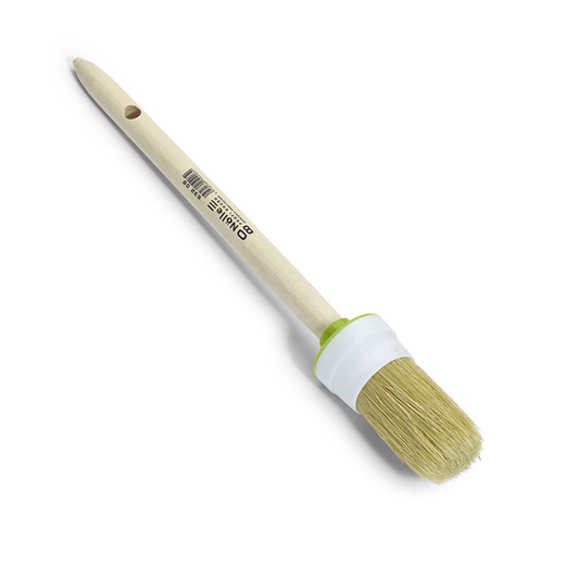 Der Nölle Profi Brush Handwerker-Ringpinsel von Nölle Profi Brush Bürsten- & Pinseltechnik e.K. Verfügt über eine beige Borstenmischung in einer weiß-grünen Kunststoffzwinge, mit einem Holzgriff inklusive praktischem Aufhängeloch.