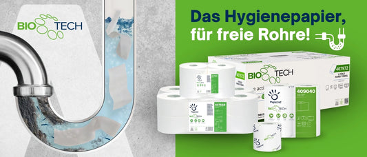 Werbebanner für Papernet BIO Tech Hygienepapier mit dem Slogan „Das Hygienepapier, für freie Rohre!“. Links im Bild ein Abflussrohr mit Wasser und sich auflösendem Toilettenpapier. Rechts daneben mehrere Rollen und Verpackungen des BIO Tech Hygienepapiers vor einem grünen Hintergrund.