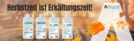 Werbebanner der Firma Altruan mit dem Slogan „Herbstzeit ist Erkältungszeit!“. Im Vordergrund stehen vier Flaschen Desinfektionsmittel und Hygienelösungen von Altruan auf einem Holztisch. Im Hintergrund sind herbstliche Farben und fallende Blätter zu sehen, rechts das Altruan-Logo mit dem Schriftzug „Ihr Hygienespezialist“.