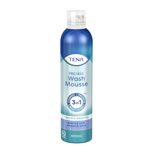 TENA ProSkin Wash Mousse, 3-in-1 Waschschaum (400 ml) von Essity Germany GmbH besticht durch ein blaues Design mit weißen und grünen Akzenten. Es wird als frisch duftend beschrieben, was es perfekt für empfindliche Haut macht, und bietet gleichzeitig eine 3-in-1-Formel zum Reinigen, Schützen und Befeuchten.