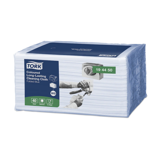 Ein Karton mit 8 Packungen Tork 194450 langlebige farbige Reinigungstücher, unter dem Markennamen TORK von Essity Professional Hygiene Germany GmbH, zeigt das Bild einer Hand, die eine Oberfläche reinigt. Jede Packung enthält 40 multifunktionale Tücher in gefalteter blauer Farbe, wobei jedes Tuch 32,4 x 38,5 cm misst.