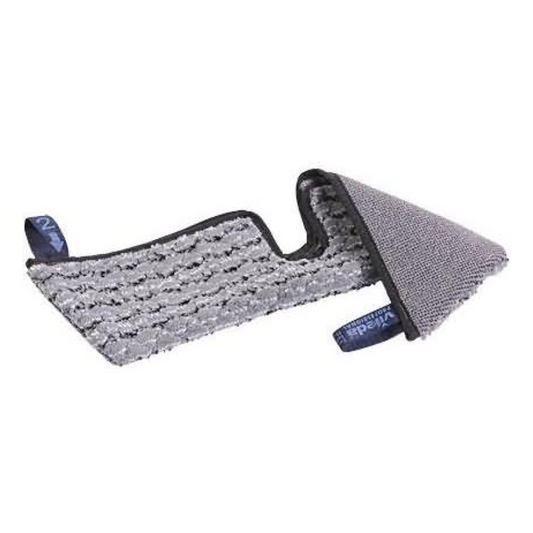 Der Vileda Professional Swep Duo r-SafetyPlus Mop von Vileda GmbH mit einer Breite von 50 cm ist fachmännisch für eine effiziente und sichere Bodenreinigung gefertigt. Er verfügt über ein markantes, geschwungenes Design mit zwei Schichten, darunter eine obere Schicht mit Schlingenstruktur und einem blauen Etikett am Rand, das seine Kompatibilität mit dem Swep Duo-System anzeigt.