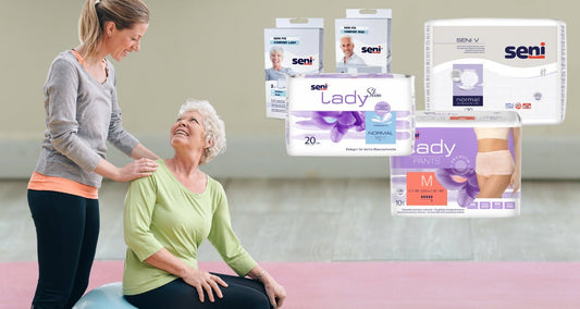 Jüngere Frau unterstützt ältere Frau beim Training, daneben mehrere Seni Inkontinenzprodukte als eingeblendete Verpackungen