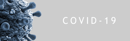 3D-Darstellung eines Virus mit Beschriftung „COVID-19“ auf grauem Hintergrund, links angeschnitten dargestellt