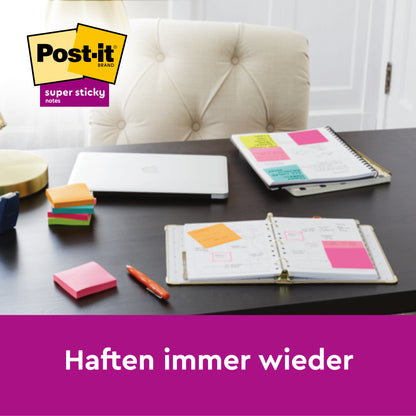 Auf einem aufgeräumten Schreibtisch liegen ein geschlossener Laptop, ein offener Planer, Notizbücher, Stifte und bunte 3M Post-it® Super Sticky 100% Recycling Notes (76x76mm, 70 Blatt/Block). Links ist ein Stapel dieser PEFC-zertifizierten Blöcke zu sehen. Text: "Haften immer wieder.