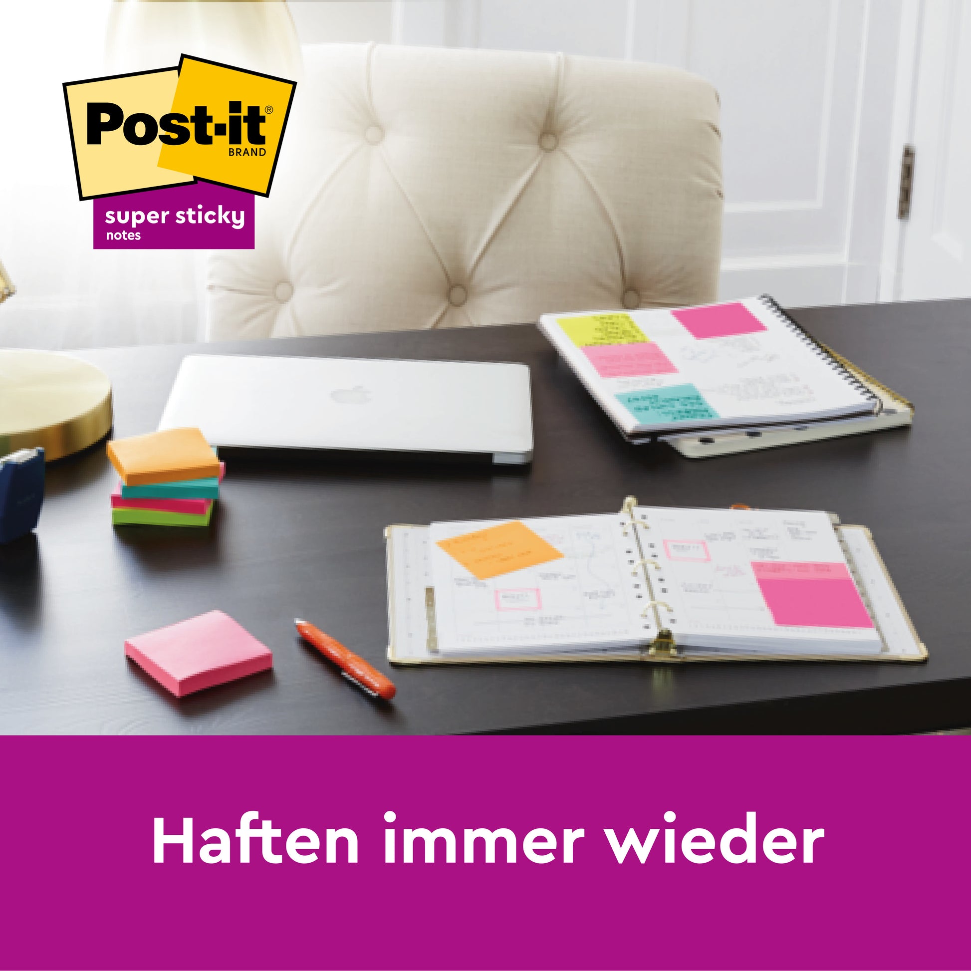 Ein Schreibtisch zeigt einen geschlossenen Laptop, zwei aufgeschlagene Notizbücher mit bunten Post-it® Super Sticky Z-Notes (76×76 mm, Gelb), einen Stapel Haftnotizen (90 Blatt/Block) und Stifte. Das Logo der 3M Deutschland GmbH und "Haften immer wieder" sind im Bild zu sehen.