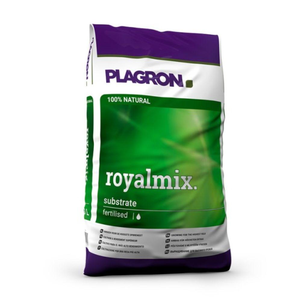 A bag of Plagron Royalmix – Cultivating with the highest yield from Bertels B.V. features a green-purple design with the inscription “100% natural” and “fertilized with worm humus”, highlighting the premium mix of organic fertilizers, with symbols detailing its properties.