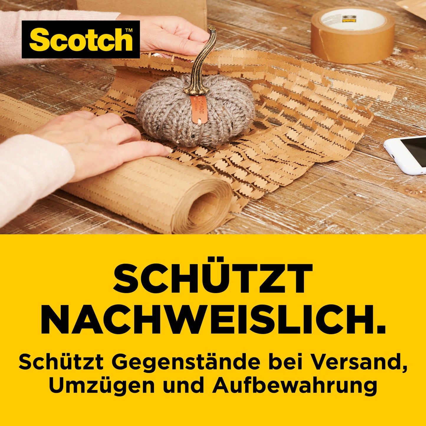 Ein kleiner Zierkürbis wird sicher in Scotch™ Cushion Lock™ Schutzverpackung (30,4 cm x 9,14 m) von 3M Deutschland GmbH eingewickelt. Auf dem Tisch liegen Klebeband und eine Luftpolsterfolie.