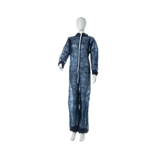 Eine weiße Schaufensterpuppe trägt den MED-COMFORT PP-Overall mit Stehkragen, blau der AMPri Handelsgesellschaft mbH - einen dunkelblauen Ganzkörperoverall mit weißem Reißverschluss - vor einem schlichten weißen Hintergrund.