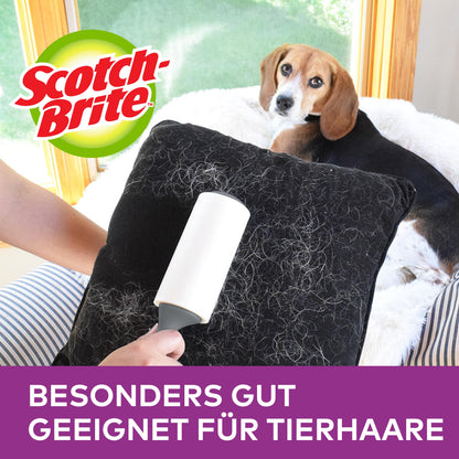 Eine Hand verwendet die Scotch-Brite™ Pet Extra Sticky* Ersatzrolle für Tierhaare (48 Blatt, 1/Packung) von 3M Deutschland GmbH, um Tierhaare von einem schwarzen Kissen zu entfernen, wobei "Besonders gut für Tierhaare" hervorgehoben ist.