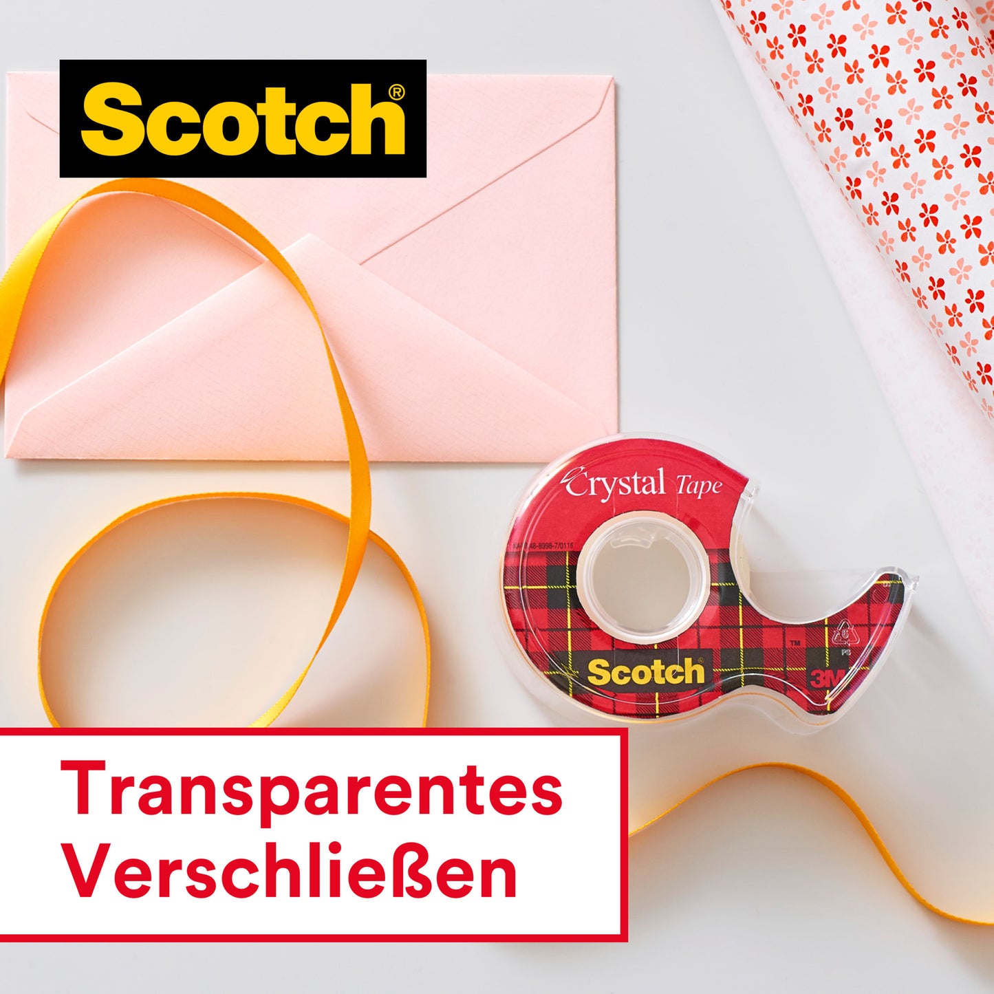Eine Rolle Scotch® Crystal Klebeband (19 mm x 25 m, 1 Rolle + 8 m GRATIS) von 3M Deutschland GmbH, ein rosafarbener Briefumschlag, gelbes Geschenkband und Geschenkpapier sind auf einer hellen Fläche angeordnet. Das Scotch-Logo und "Transparentes Verschließen" sind sichtbar.