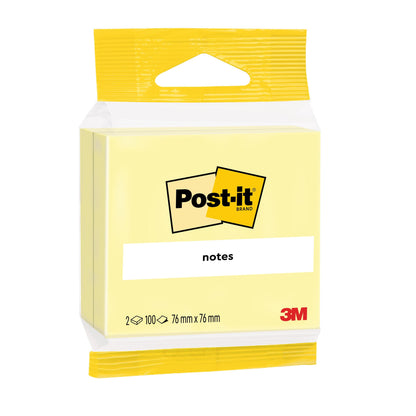 Eine Packung Post-it® Notes in gelb (76 mm x 76 mm), bestehend aus 2 Blöcken mit je 100 Blatt, von 3M Deutschland GmbH; in gelber und weißer Verpackung mit Post-it®- und 3M-Logo. 100% PEFC-zertifiziert.