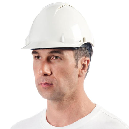 A man in a plain white shirt wears the 3M™ G3000C Uvicator safety helmet from 3M Deutschland GmbH, slightly turned to the left against a white background. The helmet offers optimal occupational safety and features a Uvicator for monitoring UV exposure.