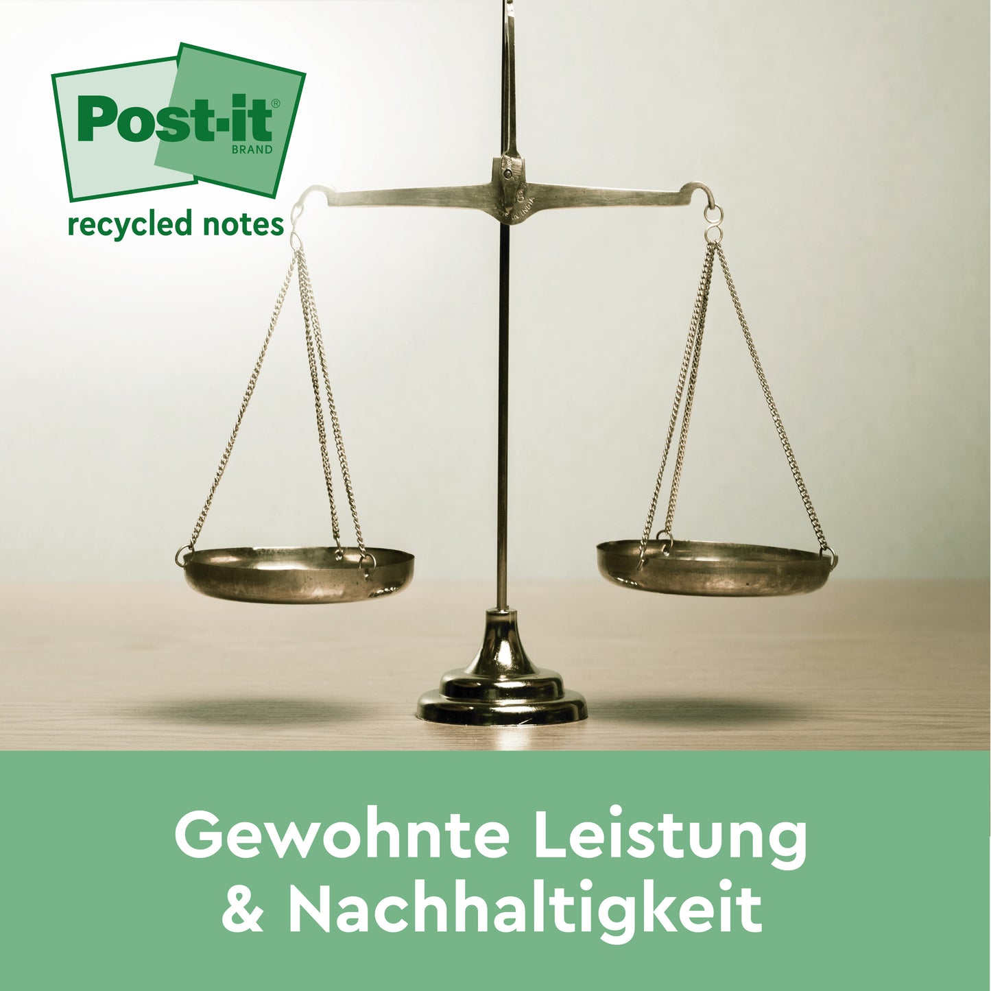 Eine Metallwaage steht auf einer Holzfläche. Oben links erscheint das Logo der Post-it® Recycling Z-Notes (76 mm x 76 mm, 100 Blatt/Block, 100% PEFC) von 3M Deutschland GmbH. Unten steht der deutsche Text: "Gewohnte Leistung & Nachhaltigkeit.