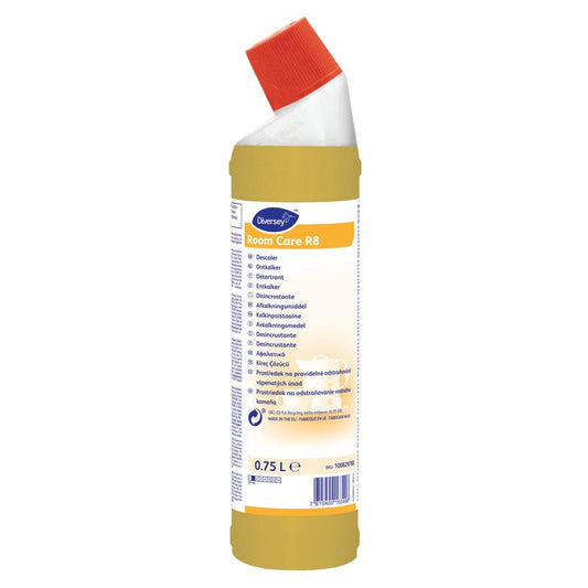 Eine 750 ml Diversey Deutschland Room Care R8 Entkalker Flasche mit rotem Winkelverschluss und gelbem mehrsprachigem Etikett, ideal zum Entfernen von Kalkablagerungen im Badezimmer.