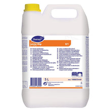 A white 5-liter plastic canister from Diversey Deutschland Suma Dip K1, a liquid, chlorine-containing immersion cleaner for professional dishware, is equipped with a yellow cap and multilingual product information, application instructions, and safety instructions on the label.