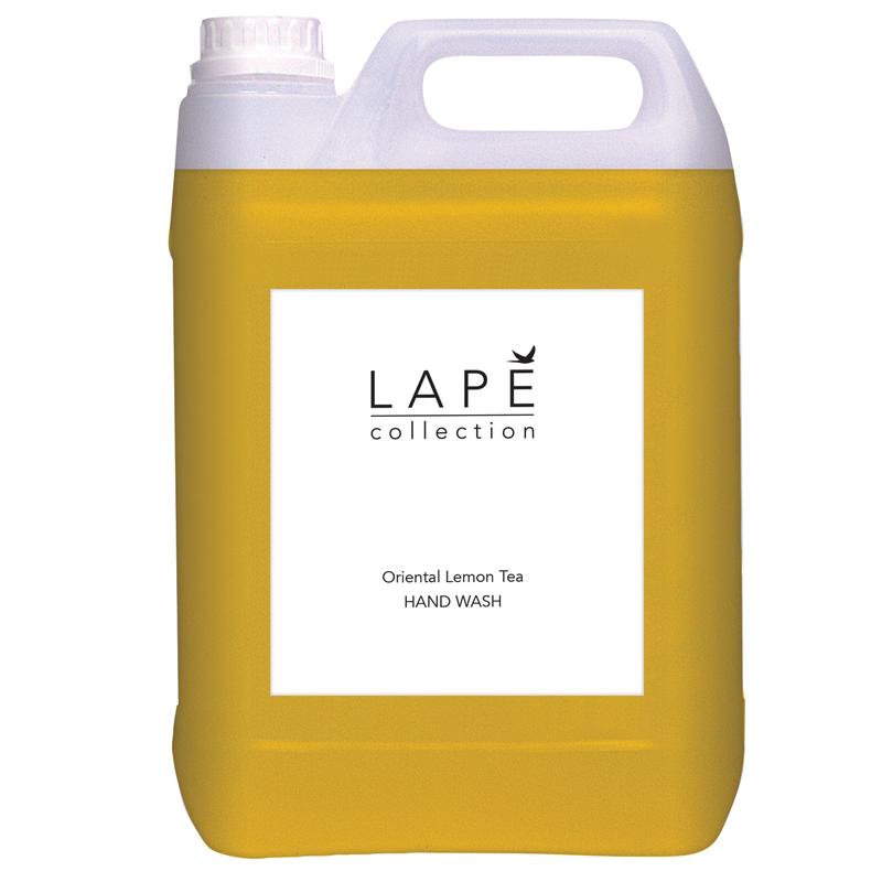 A large yellow plastic canister (5 l) with a white screw cap and handle from Diversey Deutschland GmbH & Co. OHG. Label: "LAPĒ Collection Oriental Lemon Tea Hand Wash, hand soap with oriental fragrance.