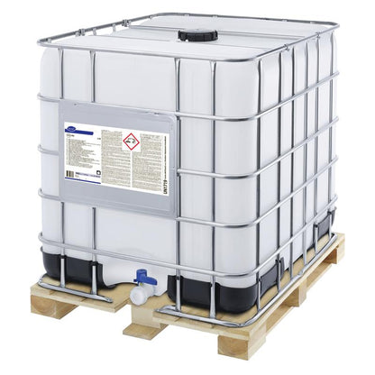 A large white Diversey Suma Alu L10 IBC tank from Diversey Deutschland GmbH & Co. OHG, with a metal cage, wooden pallet base, hazard notice, and info sheet on the front as well as a blue spout at the bottom.