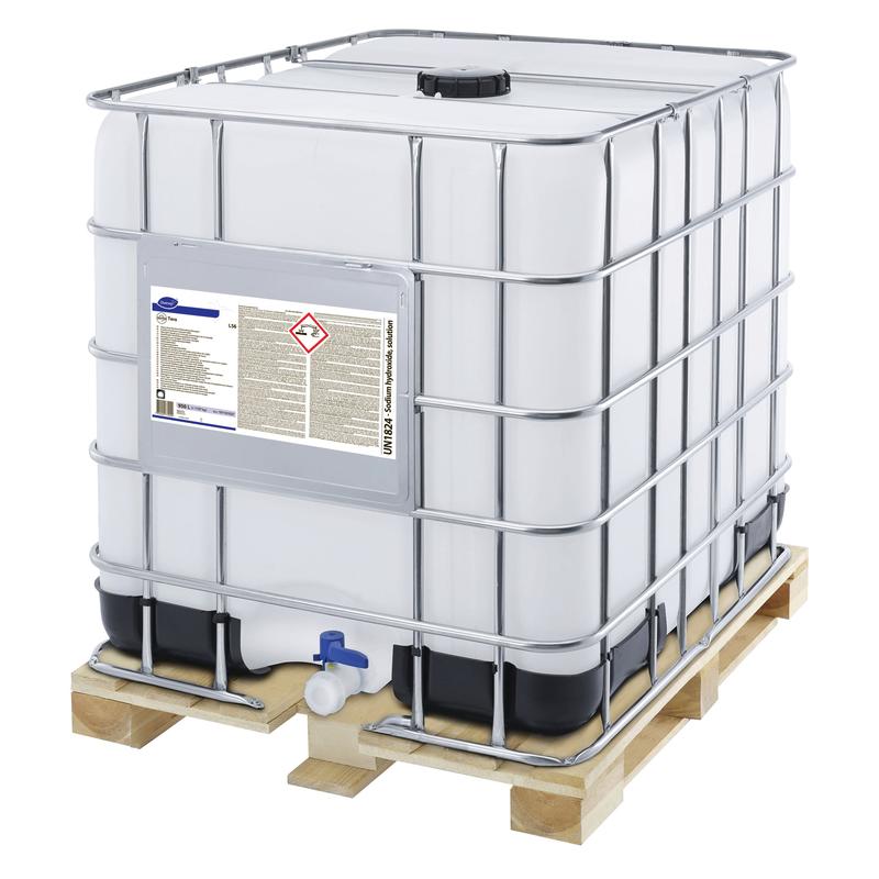 The Suma Tera L56 IBC (950 l) from Diversey Deutschland GmbH & Co. OHG is a large, white plastic container in a metal cage on a pallet, ideal for commercial kitchens and the storage of highly concentrated dishwashing detergent for hard water. Includes blue spout and black lid.