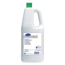 Eine weiße 2-Liter-Plastikflasche Diversey R7 Creme-Reiniger für harte, wasserfeste Oberflächen von Diversey Deutschland GmbH & Co. OHG, mit grünem Verschluss und mehrsprachigen Anweisungen auf dem Etikett.