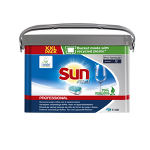 A plastic bucket of Sun Professional All in 1 Tabs for the dishwasher from Diversey Deutschland GmbH & Co. OHG, XXL pack with 200 tabs, 70% natural ingredients, Ecolabel certified; bucket made from recycled plastic.