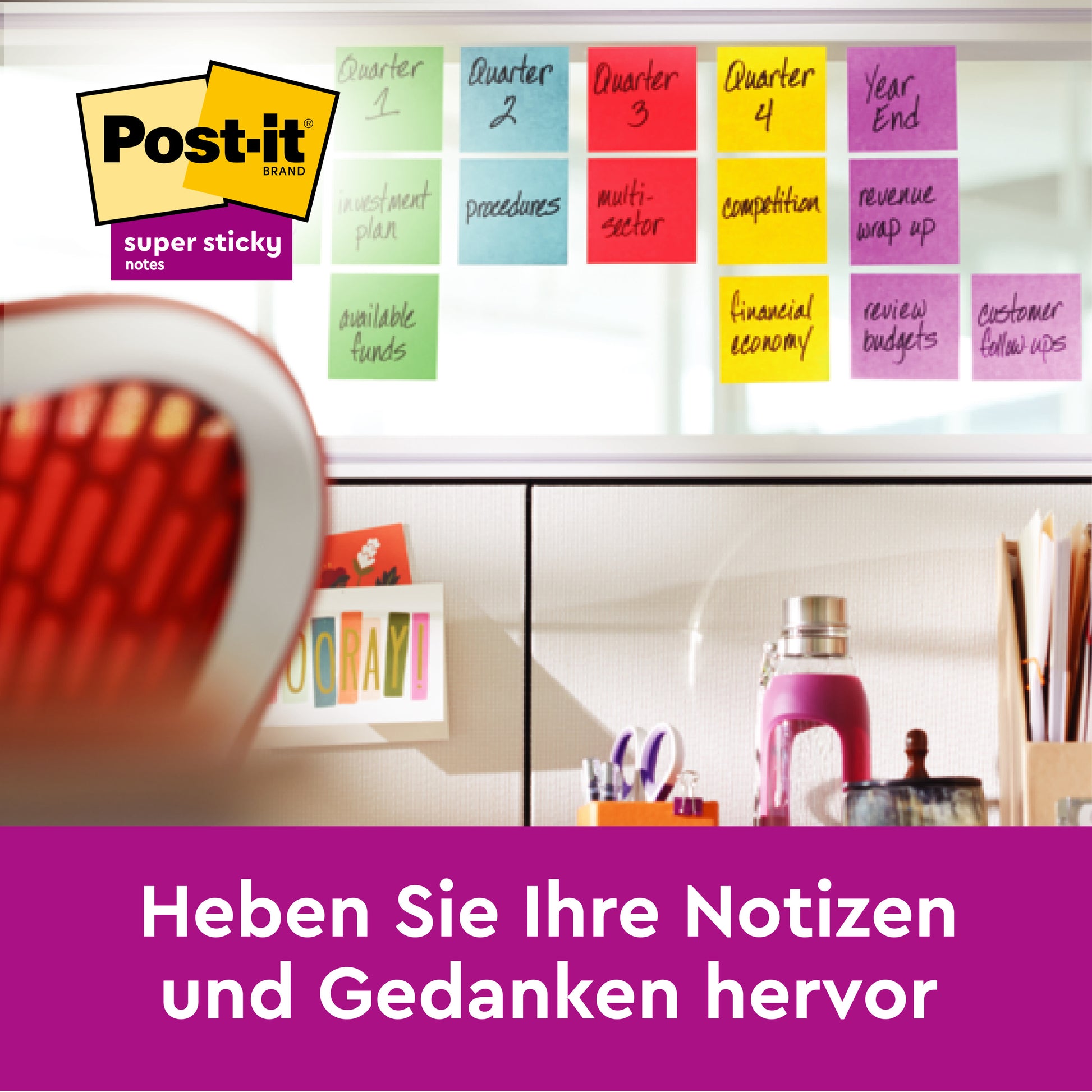 Bunte Post-it® Super Sticky Z-Notes (76x76 mm) von 3M Deutschland GmbH sind auf einer Glaswand über einem Schreibtisch zu sehen. Ein violettes Banner hebt hervor: "Heben Sie Ihre Notizen und Gedanken hervor." Packung mit 14+2 kostenlosen Blöcken.