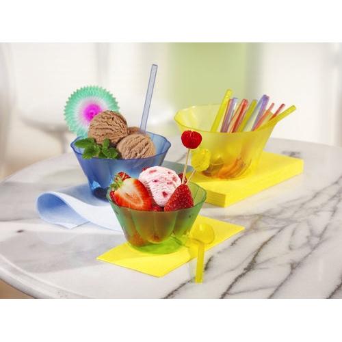 Two Starpak ice cream and dessert bowls (500 ml, Ø 13 cm, orange) on a marble table – one with chocolate and mint, the other with strawberry and fruits. In the background, colorful PS spoons lie on a yellow napkin.