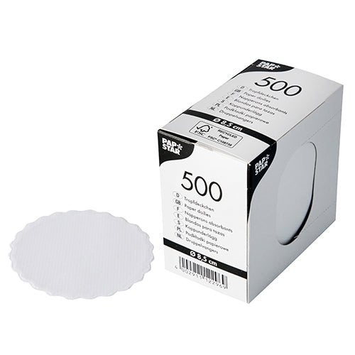 The folding box from PAPSTAR GmbH contains 500 white, round drip mats (Ø 8.5 cm), ideal for beverages in the hospitality industry. One mat is placed next to the box, showing its structure and scalloped edge.