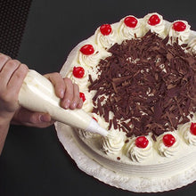 With the PAPSTAR Transparent piping bags (30.5 x 16.2 cm, 100 pieces) let you elegantly decorate cakes with whipped cream—ideal for adding a stylish finishing touch to desserts and a must-have for any baking accessory collection. PAPSTAR GmbH.