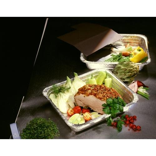 Drei Starpak Gastronorm-Behälter (Alu, 3,4L, 5x26,2x32,2cm) präsentieren verschiedenes frisches Gemüse, Kräuter, gekochtes Fleisch mit Kräutern, Tomaten und Zitronenscheiben. Leuchtendes Grün schmückt den Tisch vor dunklem Hintergrund.