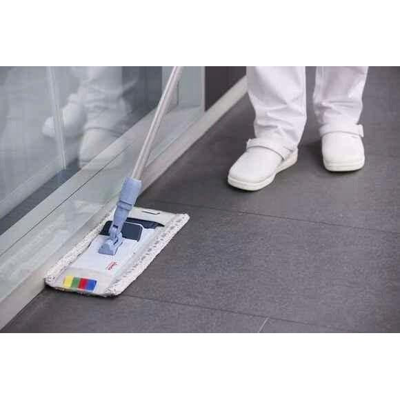 A person in white pants and shoes cleans a dark tiled floor near a glass wall with the Vileda Professional CombiSpeed Pro r-MicroLite Max (40 cm or 50 cm) mop from Vileda GmbH.